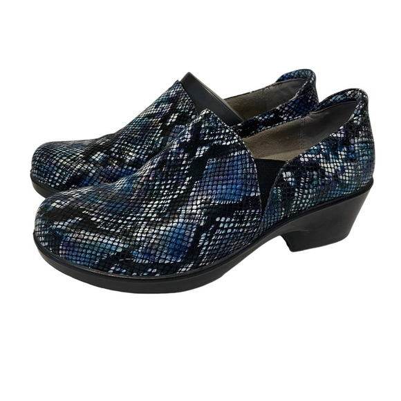 Women’s NATURALIZER @ Work Ortholite Blue Reptile Snake Clogs Slip On Work Shoes - Picture 2 of 8